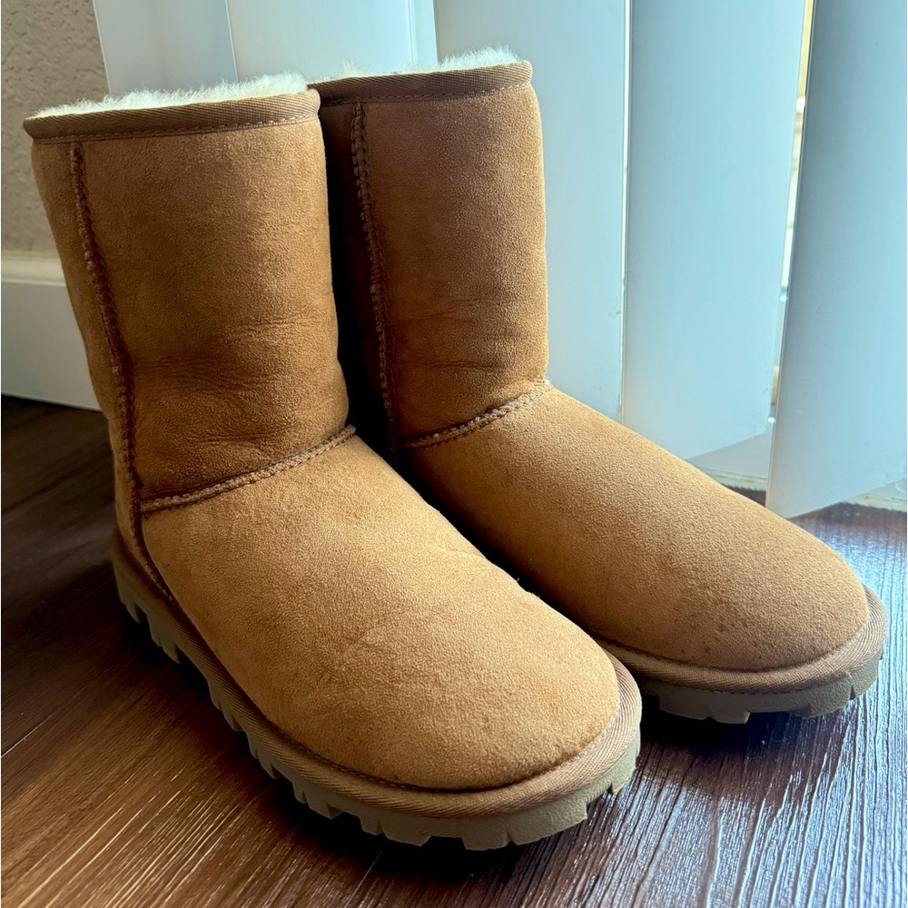 UGG Australia Women’s Essential Short Classic Boot